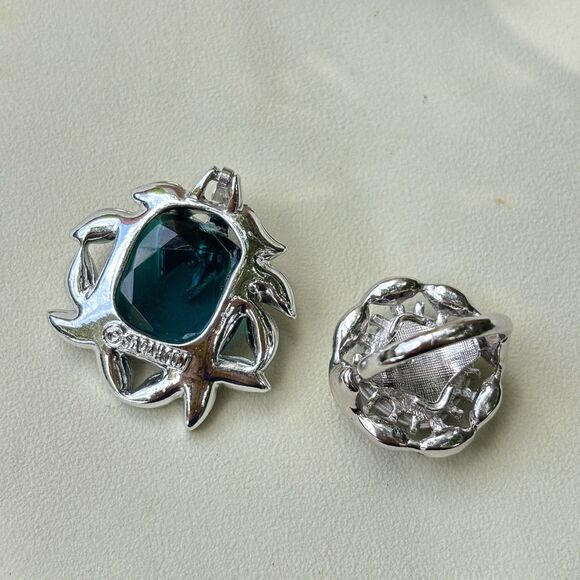 Sarah Coventry Vintage Emerald Green Glass Pendant and Adjustable Ring Set - Picture 6 of 7